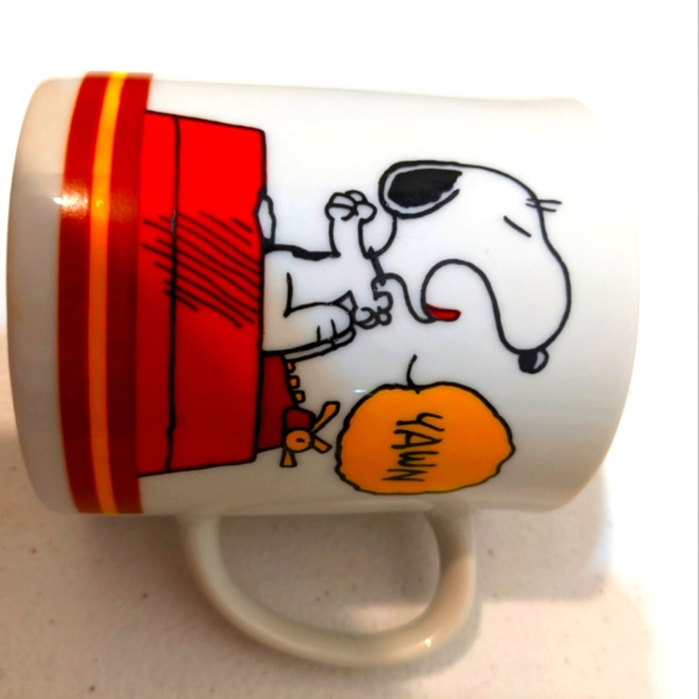 Peanuts Snoopy ceramic white 12 oz coffee cup mug